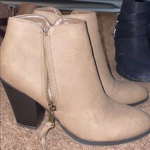 Light brown/tan/beige booties
